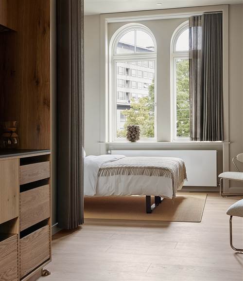 Apartment Hotel Copenhagen - Bright Apartment Room with Arched Windows