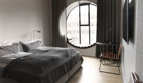 Hotel Ottilia Deluxe Room with round window