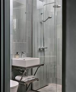 Bathroom of the Hotel Hans Standard Double Room (9)